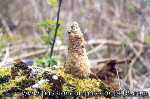 Grenade 'Cuiller' F1, prudemment photographiée sur la cote 304, à Verdun