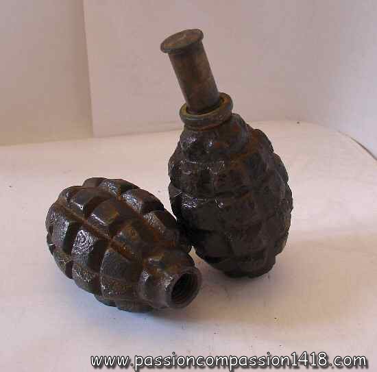 Grenades fran�aises F1 mod�le 1915, celle sans allumeur a �t� trouv�e sur le terrain (Verdun - C�te du Poivre)